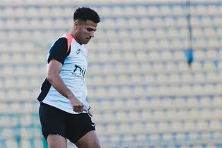 مرتديًا قناعًا.. أحمد ربيع يعود للمشاركة في مران الزمالك استعدادًا لموقعة الجيش الرواندي 22 أكتوبر 2026